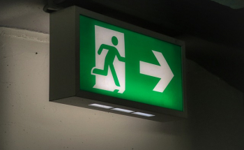 Illuminazione di sicurezza: definizione, tipologie di luci e verifiche periodiche